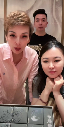好消息好消息麻六记袁猛调到北京当区总小井升为恒隆店店长就在刚刚美洋洋宣布