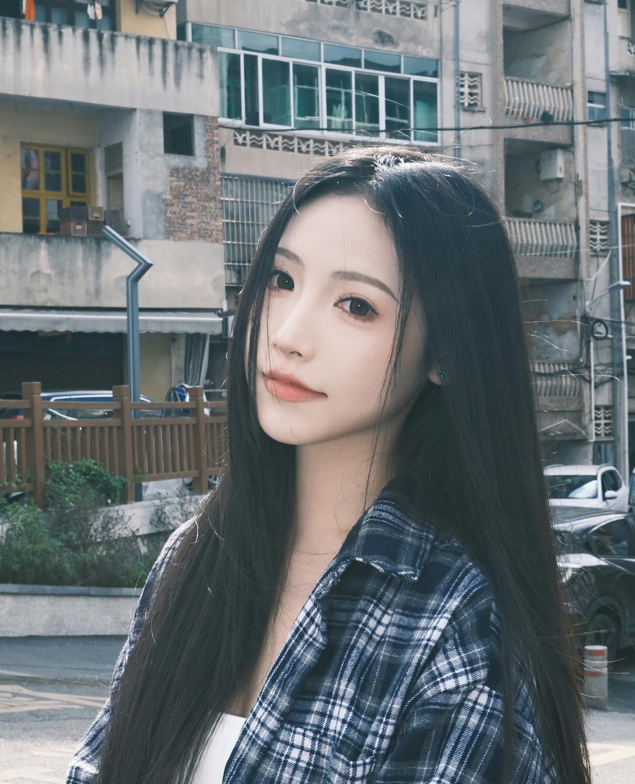 老城街头漫行✨格子衬衫配随性长发，松弛又慵懒的日常氛围感，风里都是自由自在