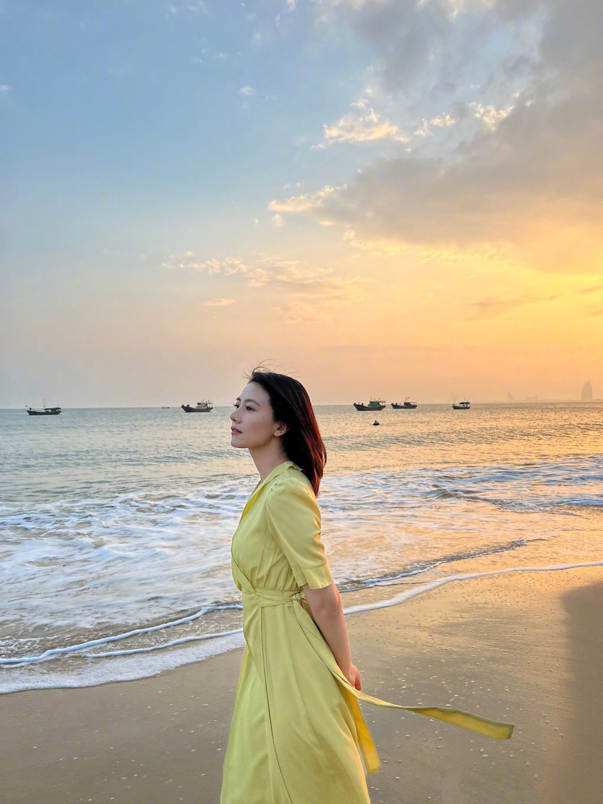 高圆圆状态高圆圆姐姐的海边随拍和活动造型，整个人被治愈到了！先看这组海边照，