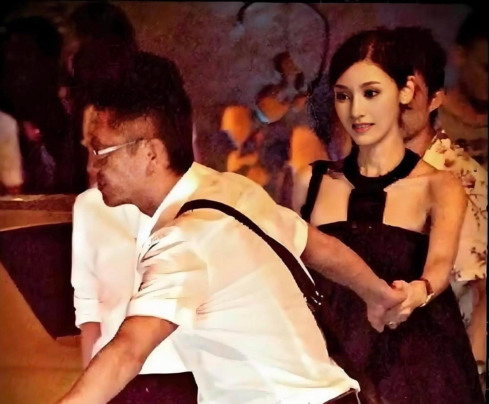 李嘉欣最好看的样子就是在和许晋亨高调公开拍拖时候当时各种路透霸屏她竟然能做到