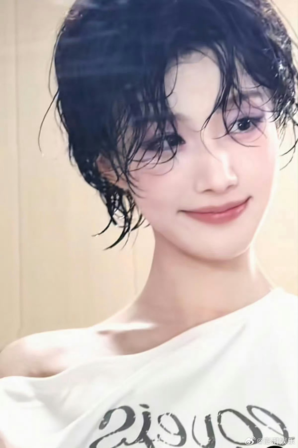 卢昱晓短发湿发纹理搭配紫色烟熏妆，从“月光神女”变身酷飒“老公姐”，利落剪裁凸