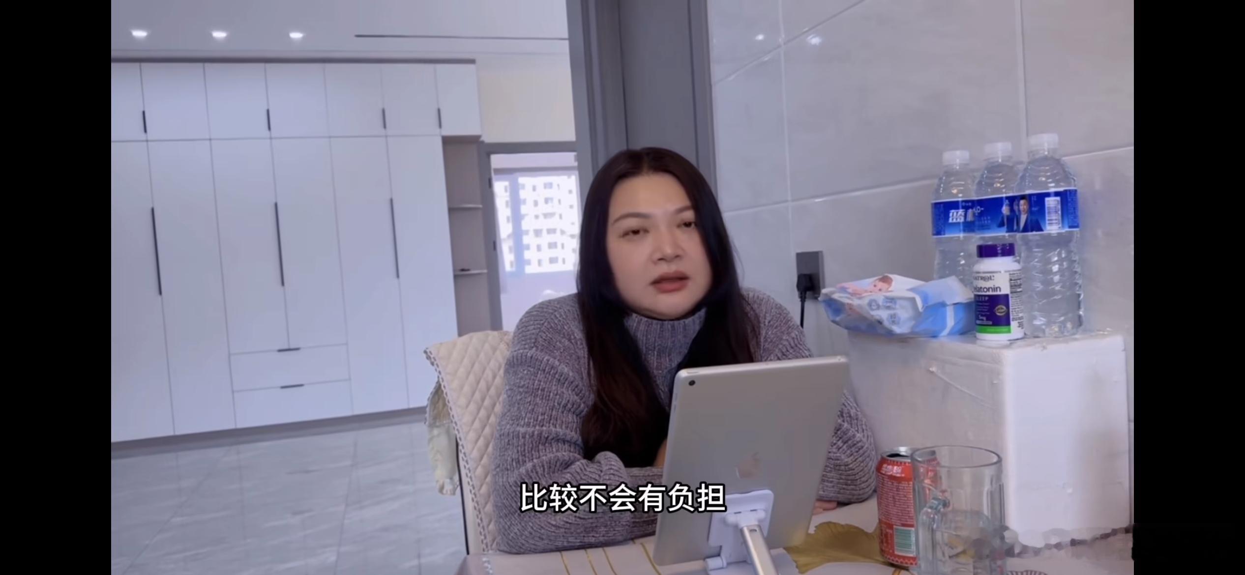 台湾空姐鹤岗3万买房半退休，有着11年从业经历的台湾前空姐，卡卡走红网络，她花费2.7万全款，在鹤岗