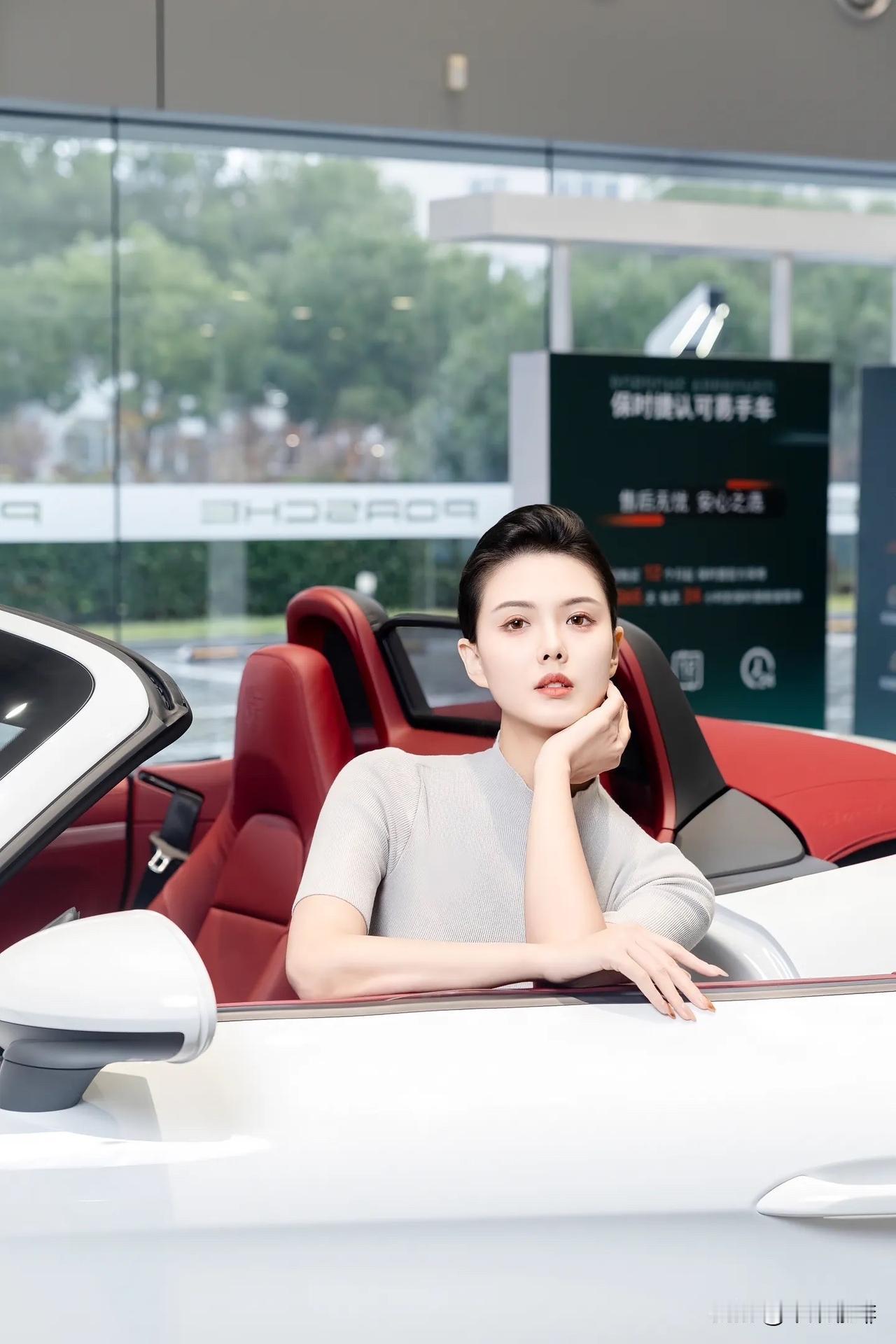 坐在保时捷里的夫人真是太有气质了