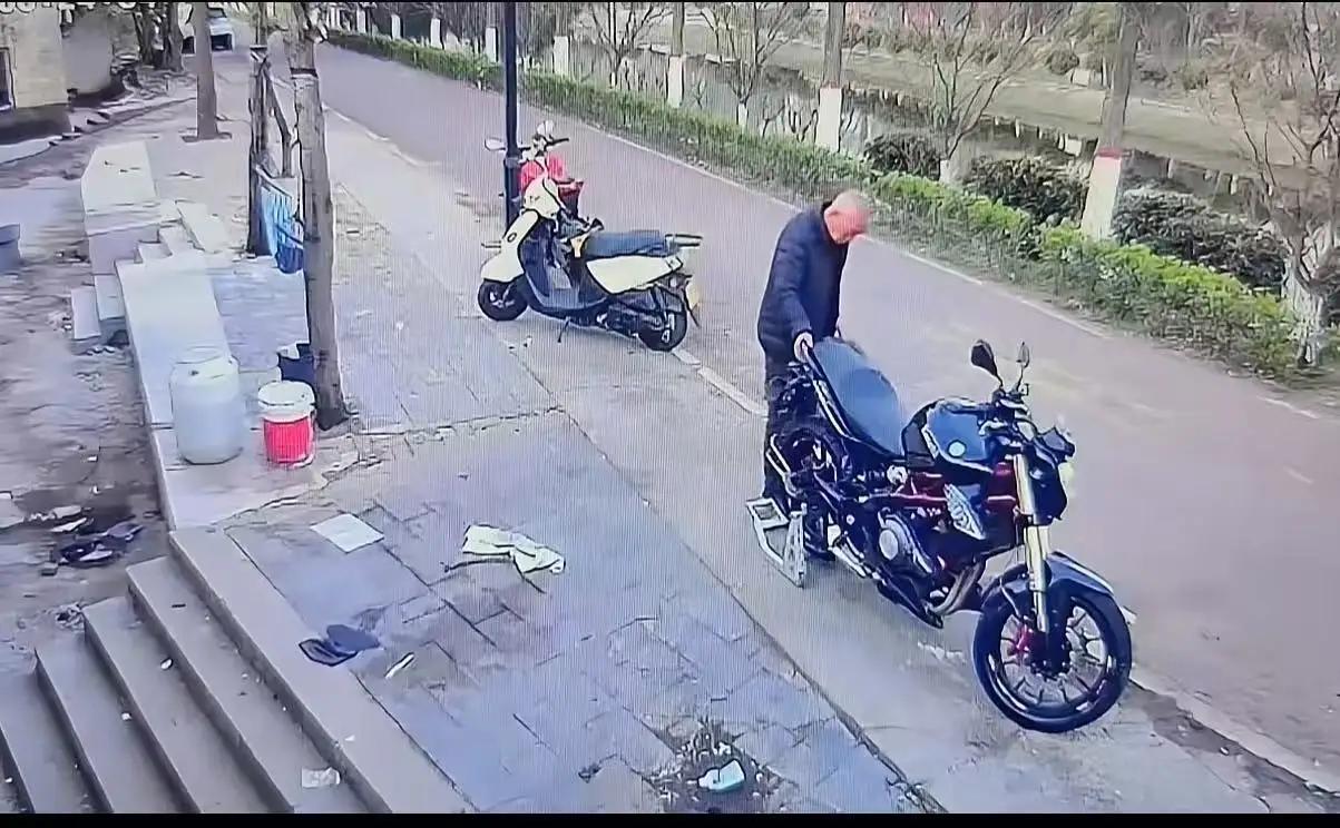 杭州街头惊现“废品狂魔”！六旬大爷强拆3万机车脚撑卖废铁，车主崩溃怒吼：你偷39