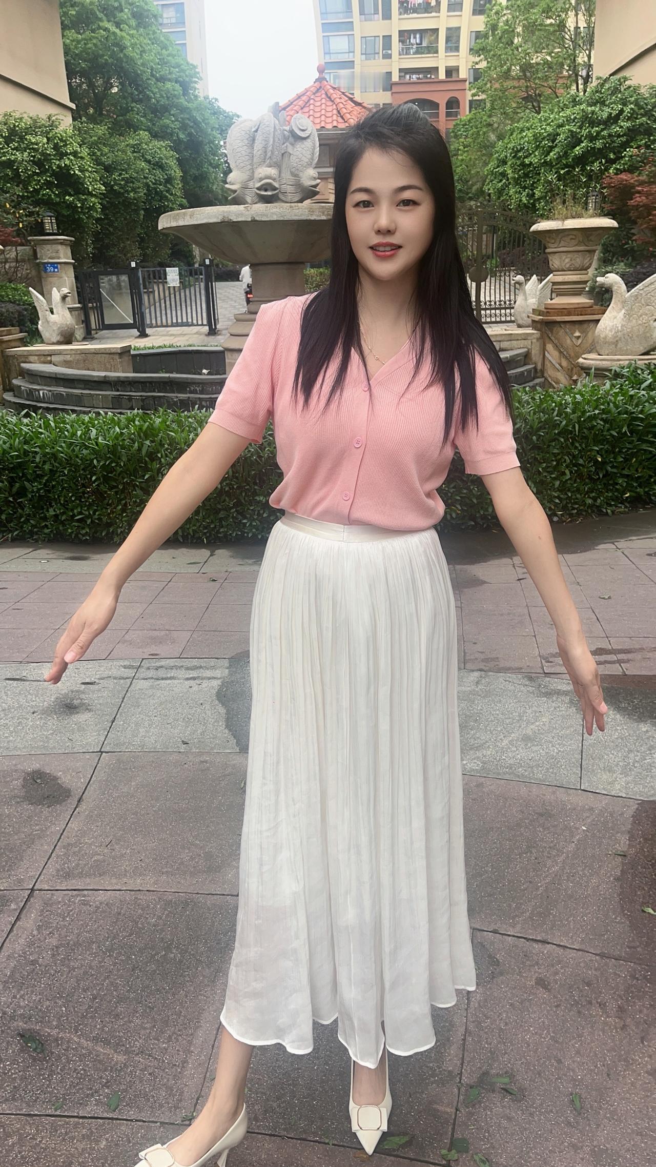 情感女人如何体现出自己的优雅气质真正的优雅从不是昂贵服饰堆砌，而是由内而外沉淀的