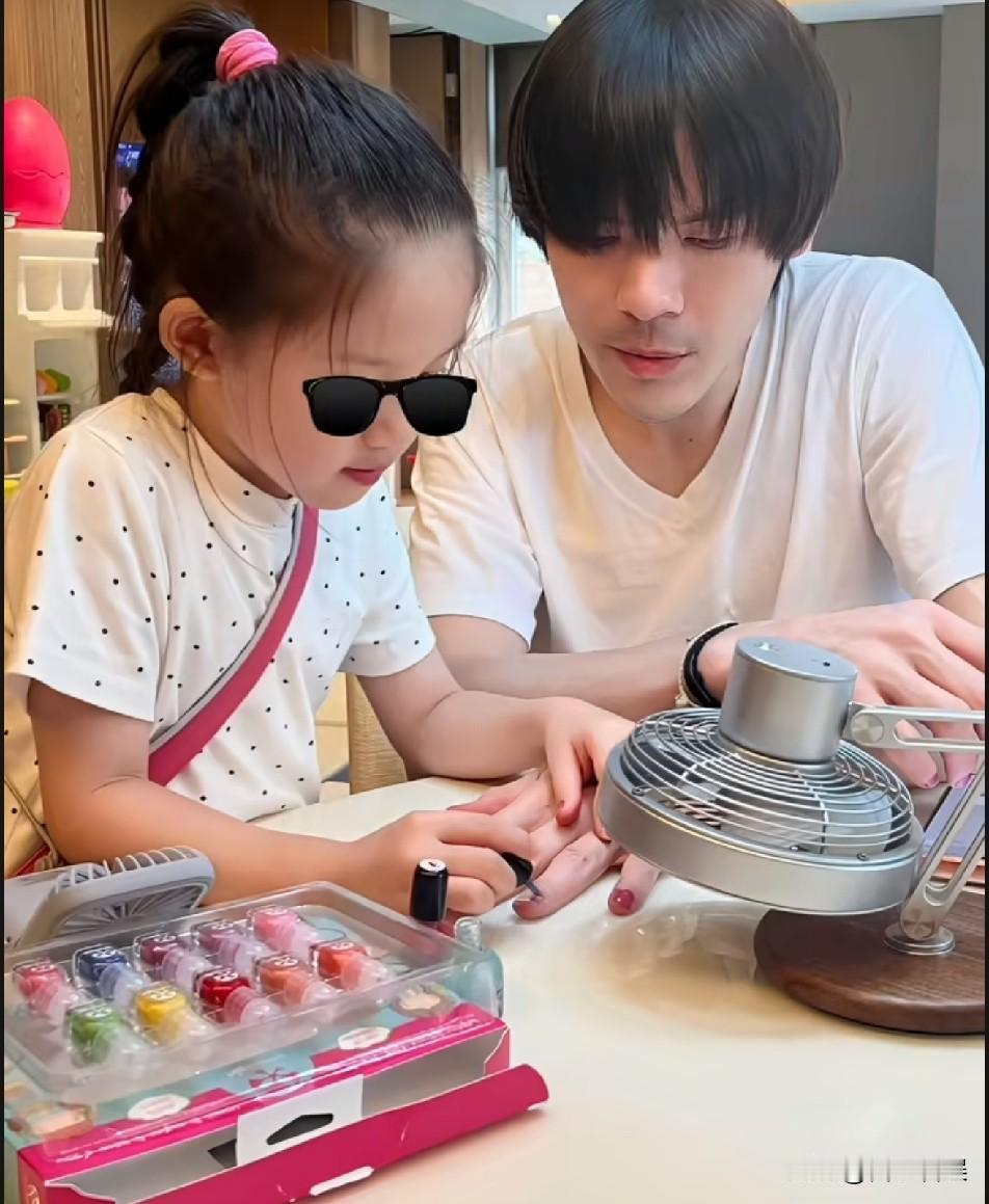 向佐，又幸福了！8月5号早上9点多，向佐又在社交平台上，晒出与两个孩子的幸
