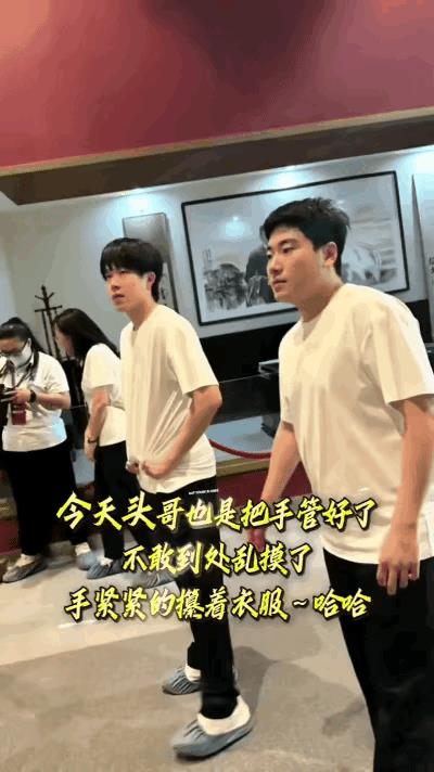 王楚钦两手攥着衣服，你知道他为什么这样？昨天他的手做事儿了！