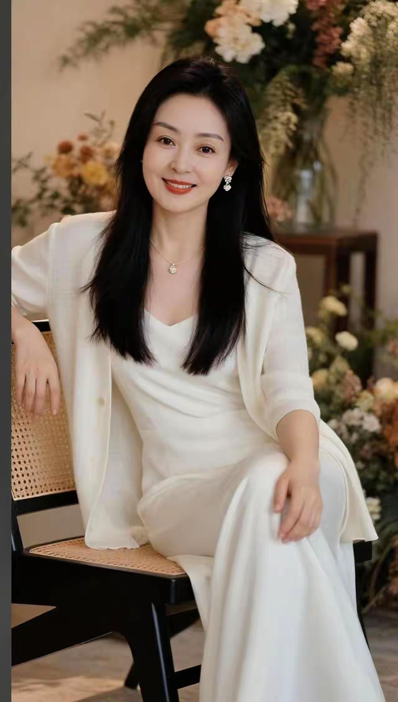 男方必具备怎样条件才能娶到这样的漂亮的美女当老婆？颜值魅力在线钱，一袭白衣裹上