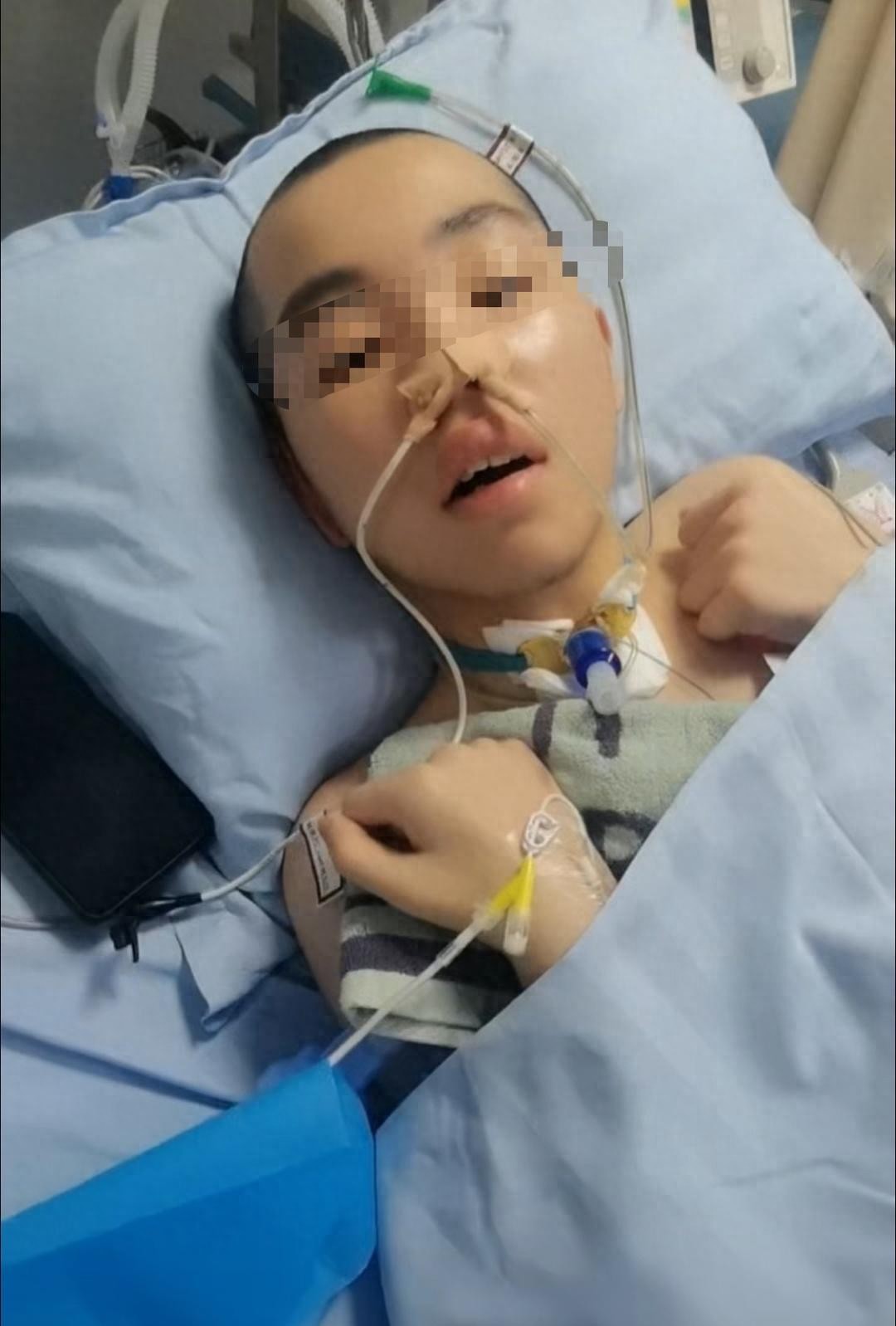一场晚自习课间,14岁的男生小杨开玩笑称呼女同学为“大力女侠”,女同学用左拳击打