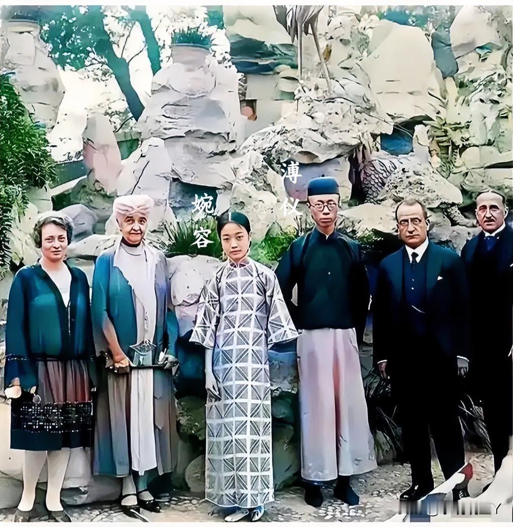 末代皇帝溥仪与皇后婉容，1922年与外国人在颐和园的珍贵合影，真是惊艳了时光！