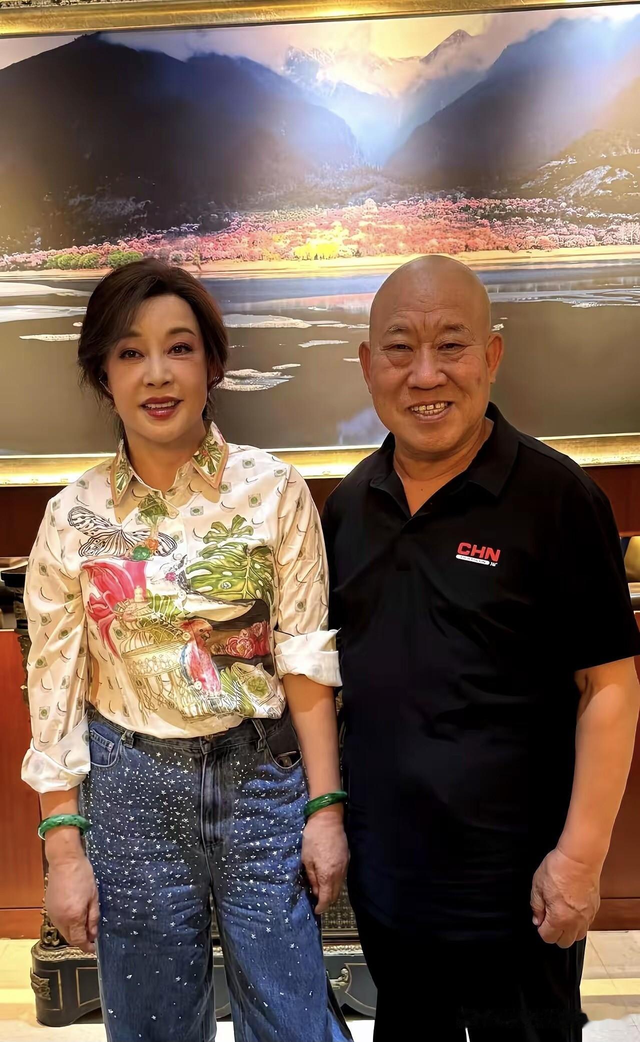 刘晓庆真的是宝刀未老，70多岁了脸上的皮肤紧致，身材不臃肿，不过她手上的皮肤有点