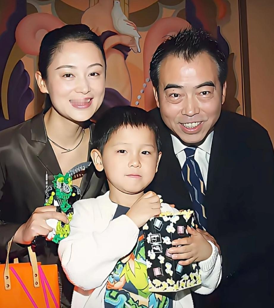 网传陈红近期又流出一张居家合影，说是穿着素雅、灯光温馨，但我翻遍全网也没蹲到这张