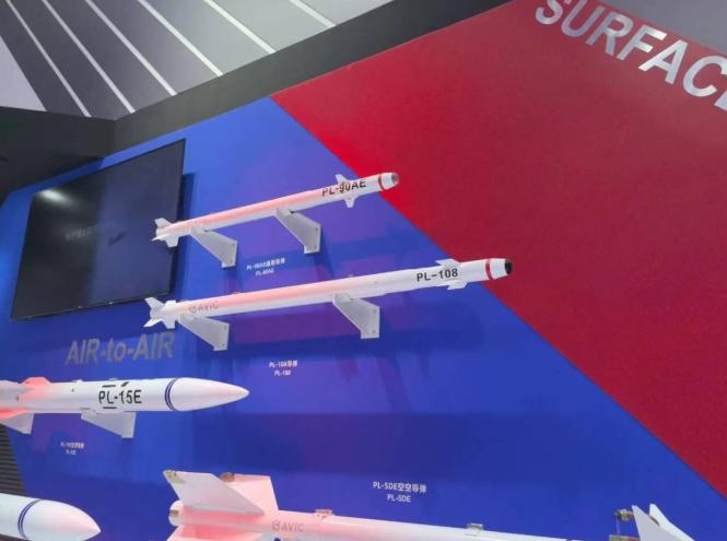 9月8日埃及航展，翼龙10B旁边那枚小导弹是什么？霹雳-108首次亮相，专打空中