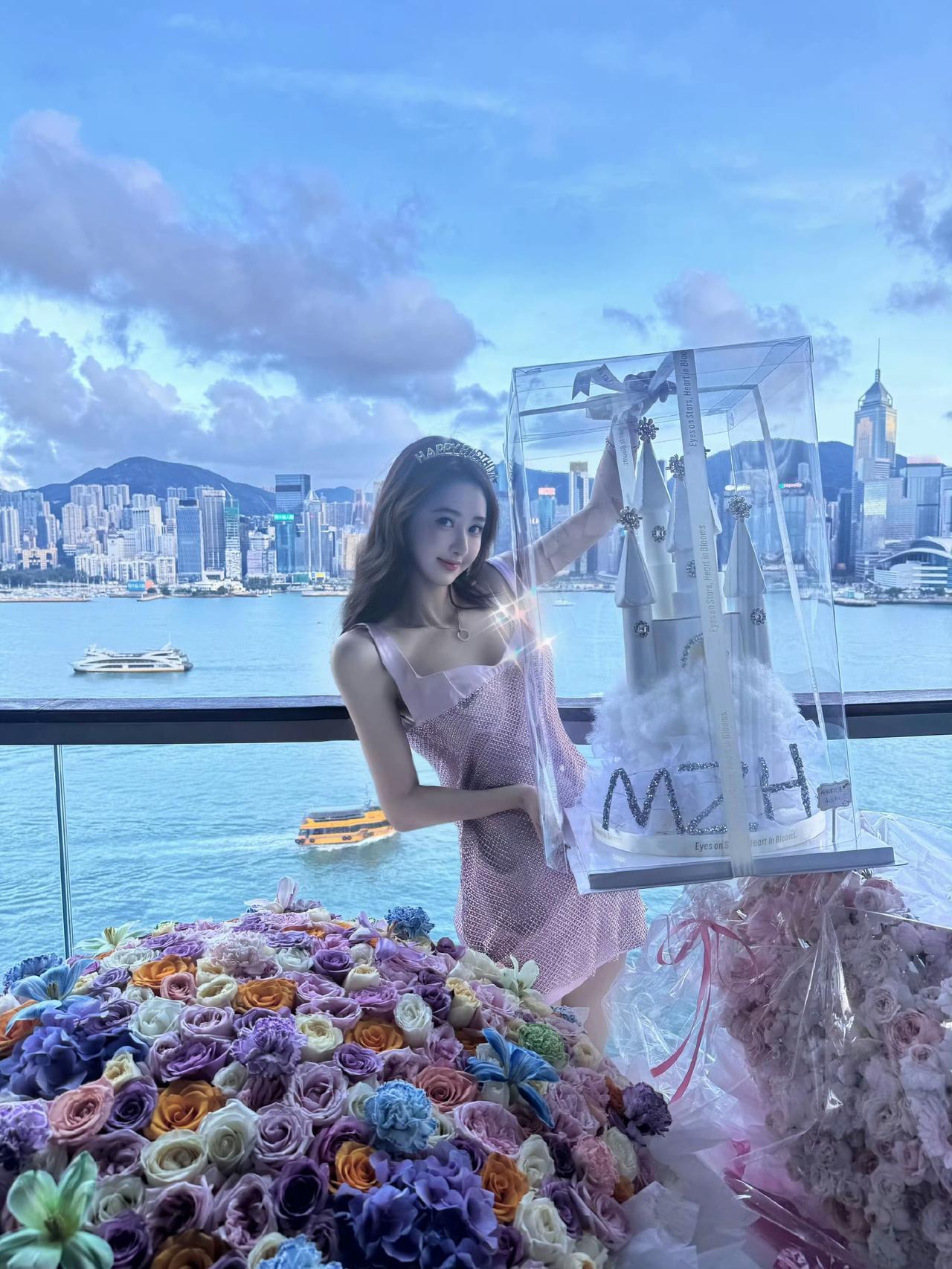 她站在花海前，手里捧着婚纱。