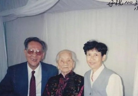1988年，“中国核潜艇之父”黄旭华，在南海做深潜试验时，顺道回了趟家，探视自己