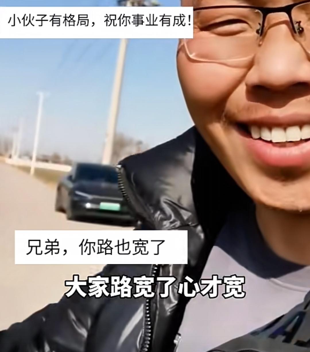 大格局！小伙看路太窄，主动让出自家地将路拓宽！2月19日，河北的一个小伙子拍视频