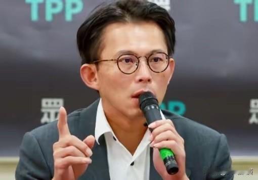 台湾媒体人吴静怡24日发文表示，民众党前主席柯文哲想把黄国昌当成民众党的杠杆