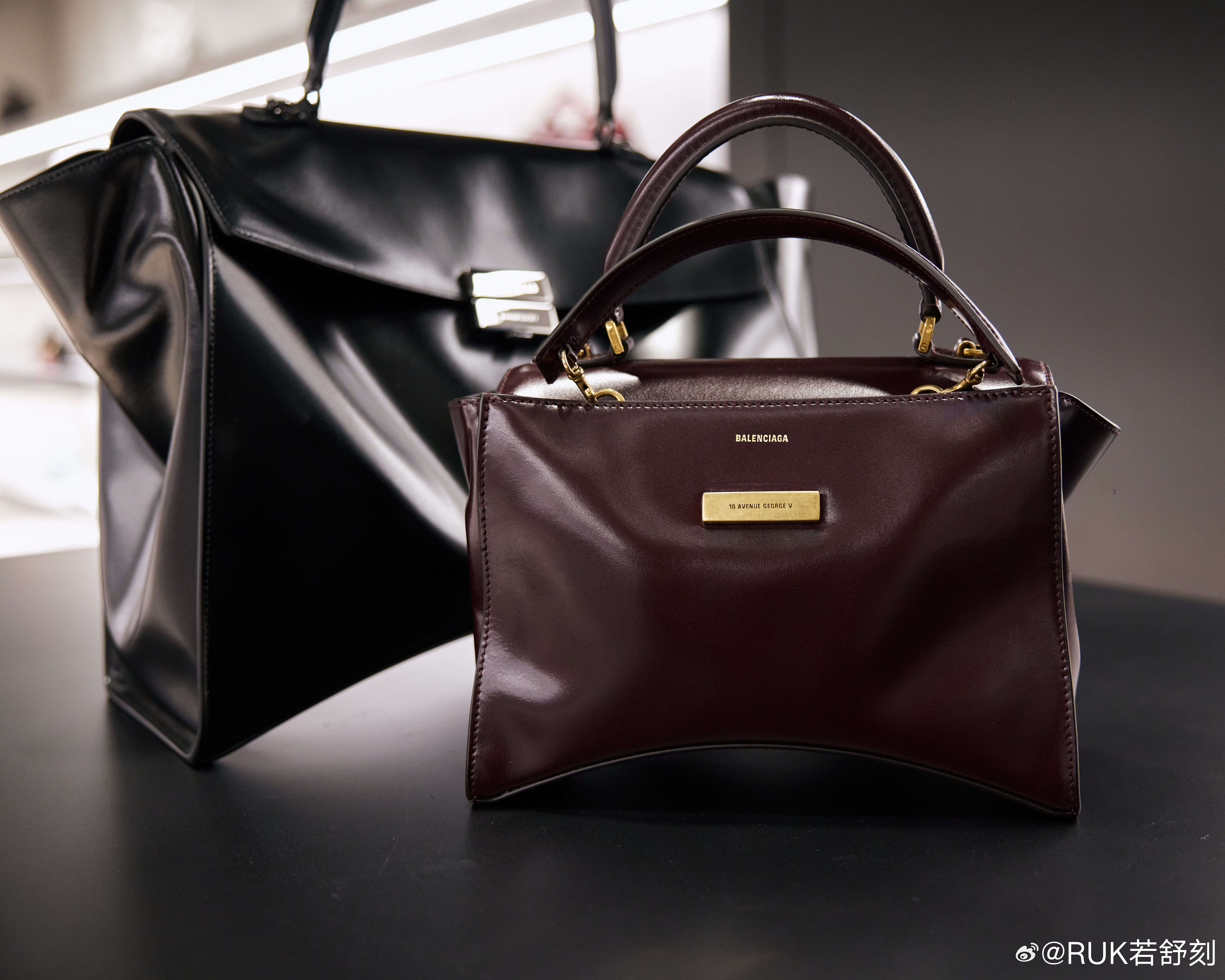 巴黎世家出新作，Hourglass Avenue 手袋是否会成新爆款？沙漏包让很多人重新认识了巴黎世