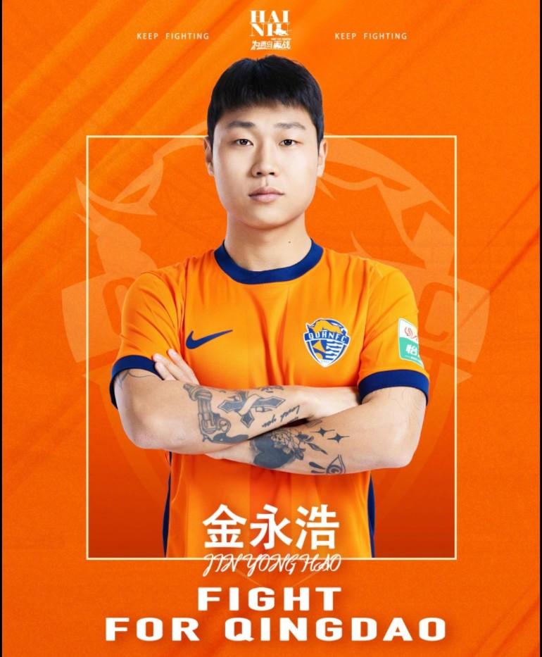 赛后，辽宁铁人主教练徐正源在中圈弧与青岛海牛球员金永浩握手拥抱，不知是何用意。