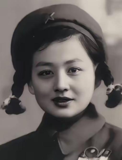 1953年，一位年轻的女志愿军战士在回国途中途经沈阳，趁着换乘的间隙，她走进了