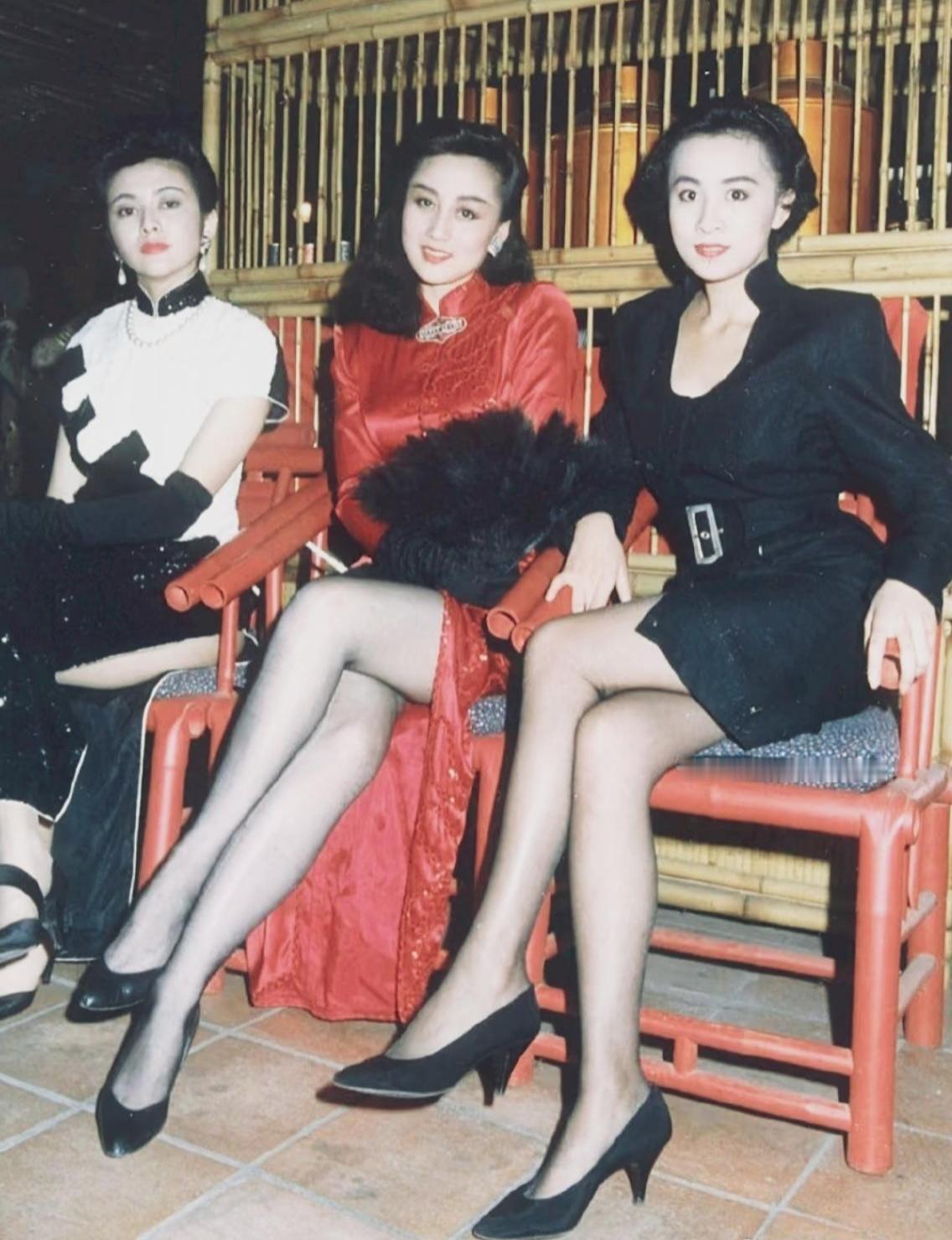 周星驰说，美女是对比出来的，利智与关之琳、刘嘉玲的合照，明显还是利智胜出。当年香