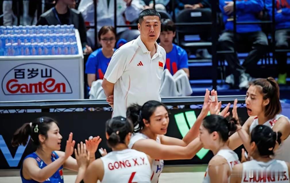 中国女排专克美国，让世界第一变成纸糊的！北京时间7月23日，女排世联赛四强争