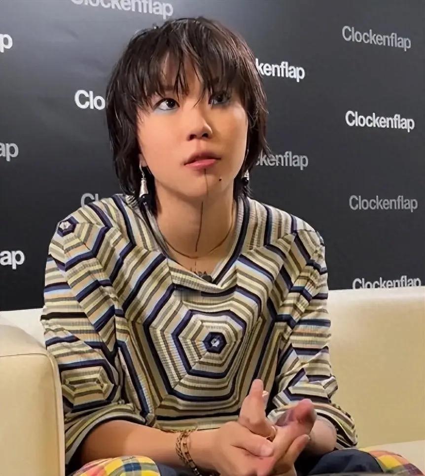 窦靖童说，他小时候看不懂爸爸妈妈住大房子，开演唱会万人尖叫，爸爸骑电动车吃10块