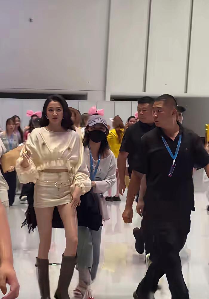 关晓彤这场活动，身后专门安排工作人员拿黑布跟着挡裙子，场面看着格外尴尬。别