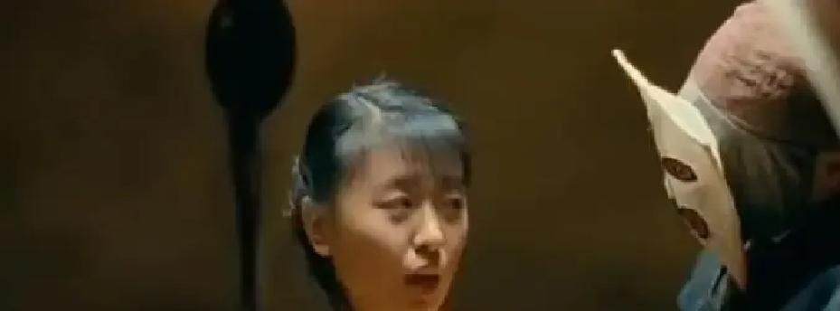 13年前那个只穿肚兜的姑娘，把戛纳的奖杯攥出了汗。我们以为又一个流星划过。她