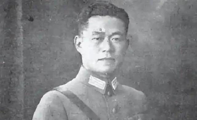 1949年，国军中将邱清泉战死淮海战场。他19岁的儿子邱国渭，站在人生的岔路口—