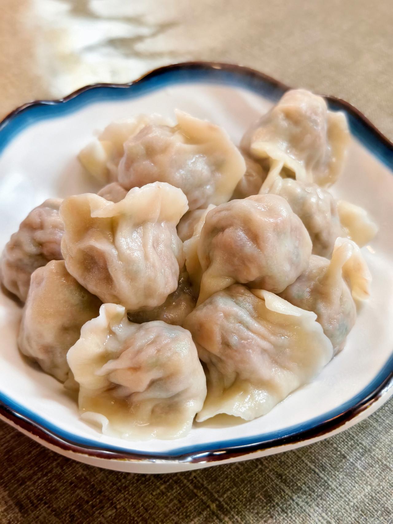 猜猜吃的嘛馅的饺子？[红脸笑]