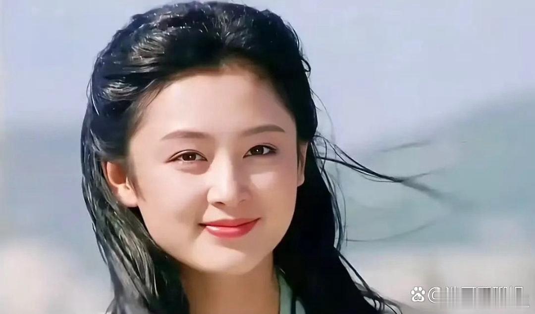 岁月难掩风韵，陈红依旧颜值在线，美得恰到好处。