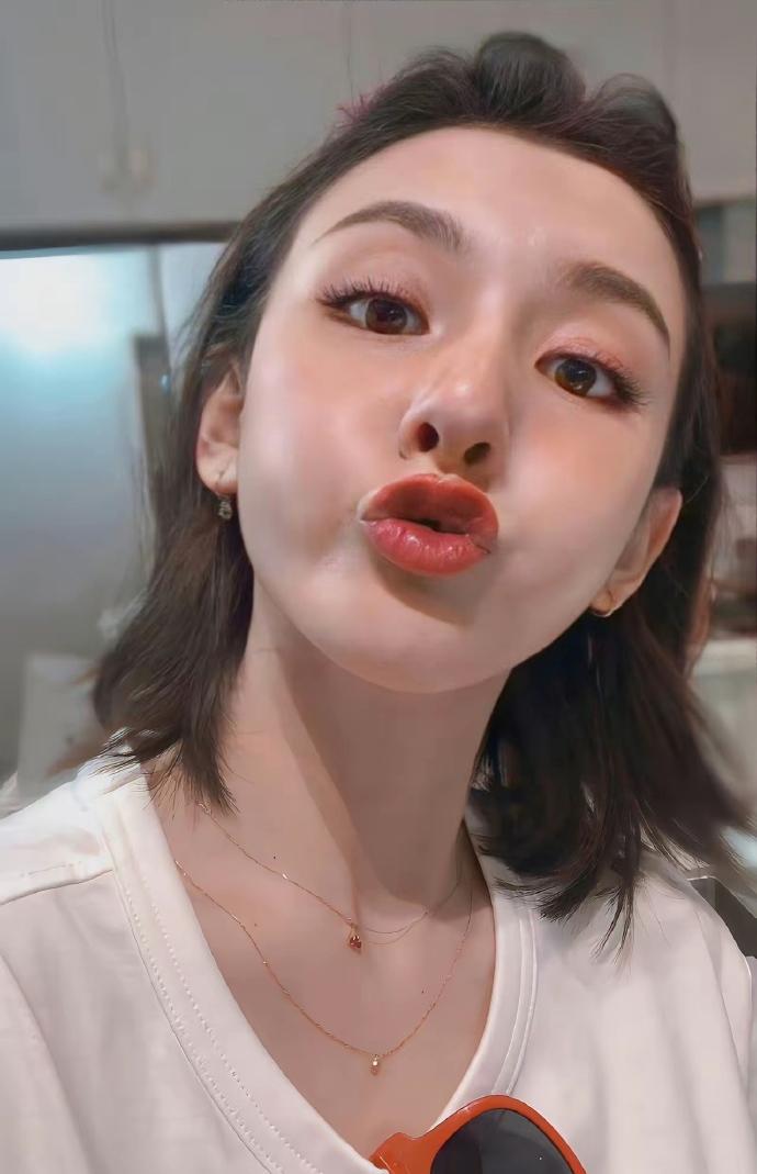 宋祖儿的紧身胶衣套装也太绝了！前卫剪裁搭配独特材质，时尚感爆棚，直接把潮流玩明白
