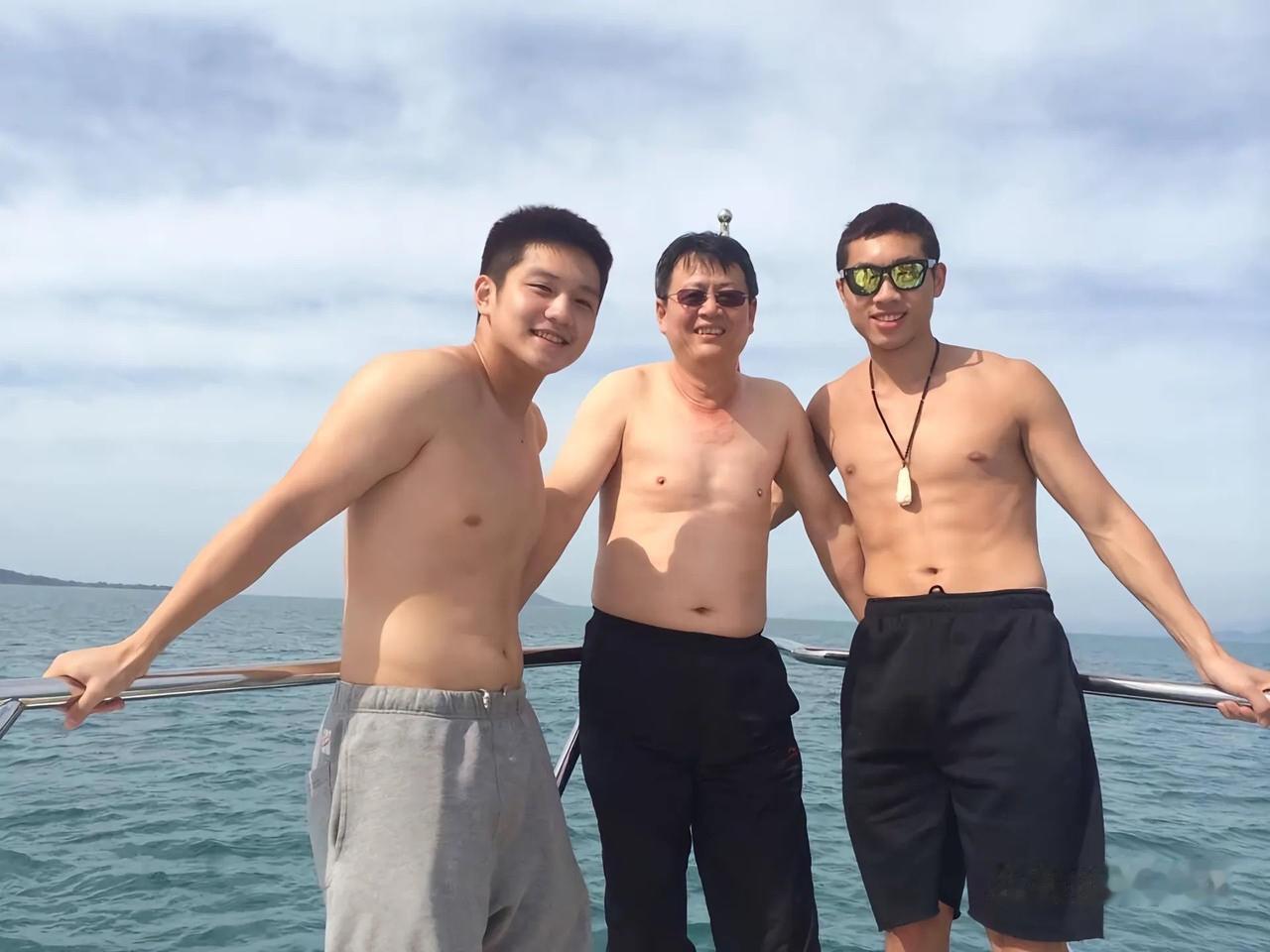 许昕：老吴，风大，吹得我腹肌疼。吴敬平：疼就对了，说明风吹得真猛。樊振东