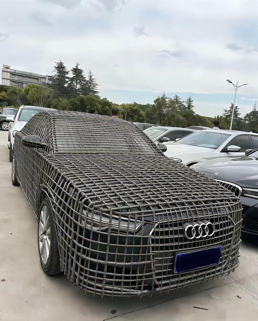 买台奥迪车有必要这样来保护起来吗？还别说，这个焊接工艺还是很不错的。只是说没