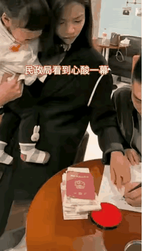 这是某地民政局离婚现场，男子与女子办完离婚手续后，把手中的孩子递给男子，然后拿起