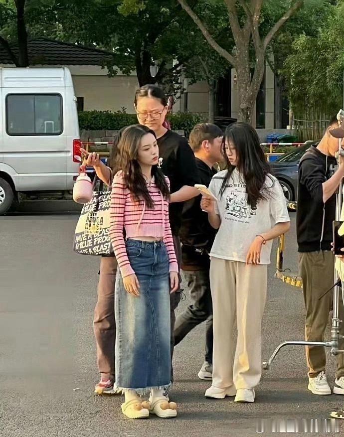 周也身高引好奇，有人说165。和170的人一比，她看着真娇小，这身高有点让人捉摸