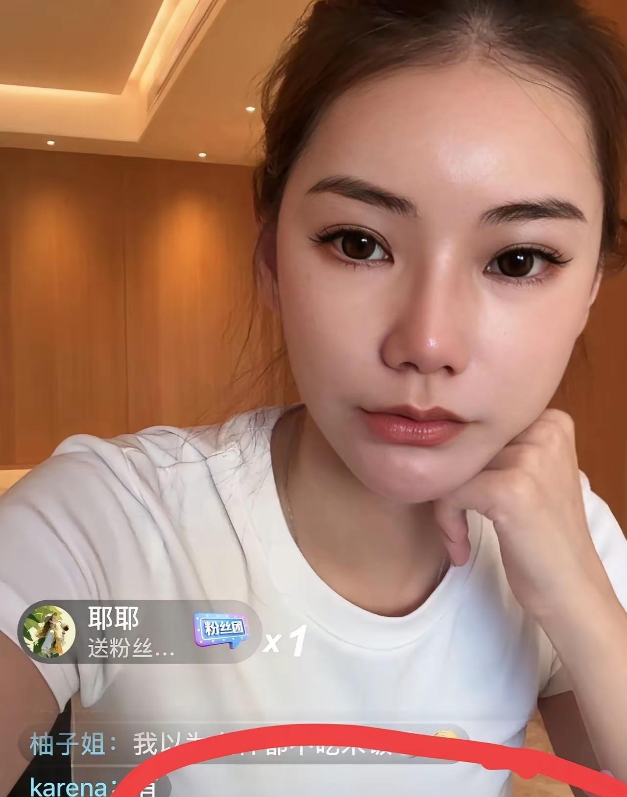 孟贺居然偷偷溜进筱梅直播间，真够无聊的，想干什么呢？筱梅直播的时候，眼尖的网友