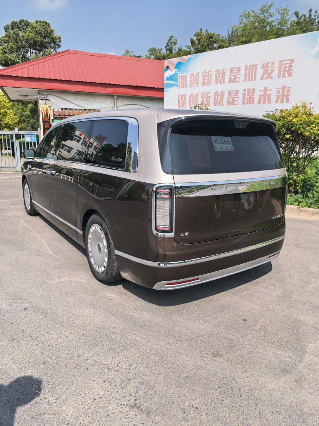 华为的服务没得说！今天早上司机去保养LM，我顺道去华为尊界店试驾新V800，抱着