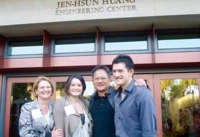 凤凰新闻【英伟达老板黄仁勋的老婆是美国人，儿女长相几乎看不出华人痕迹】他的儿子黄