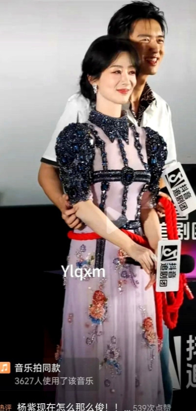杨紫的小心思藏不住了，杨紫李现现身宣传《锦绣芳华》，李现顺势搂着杨紫的腰把她拉进