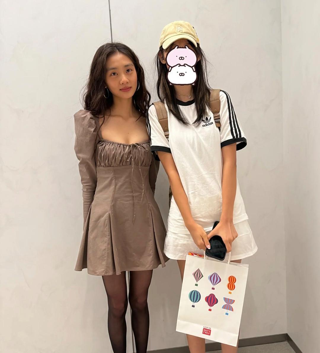 孙莉和19岁大女儿到韩国免税店购物，黄多多的穿衣打扮好性感，有一点风尘味，两条腿