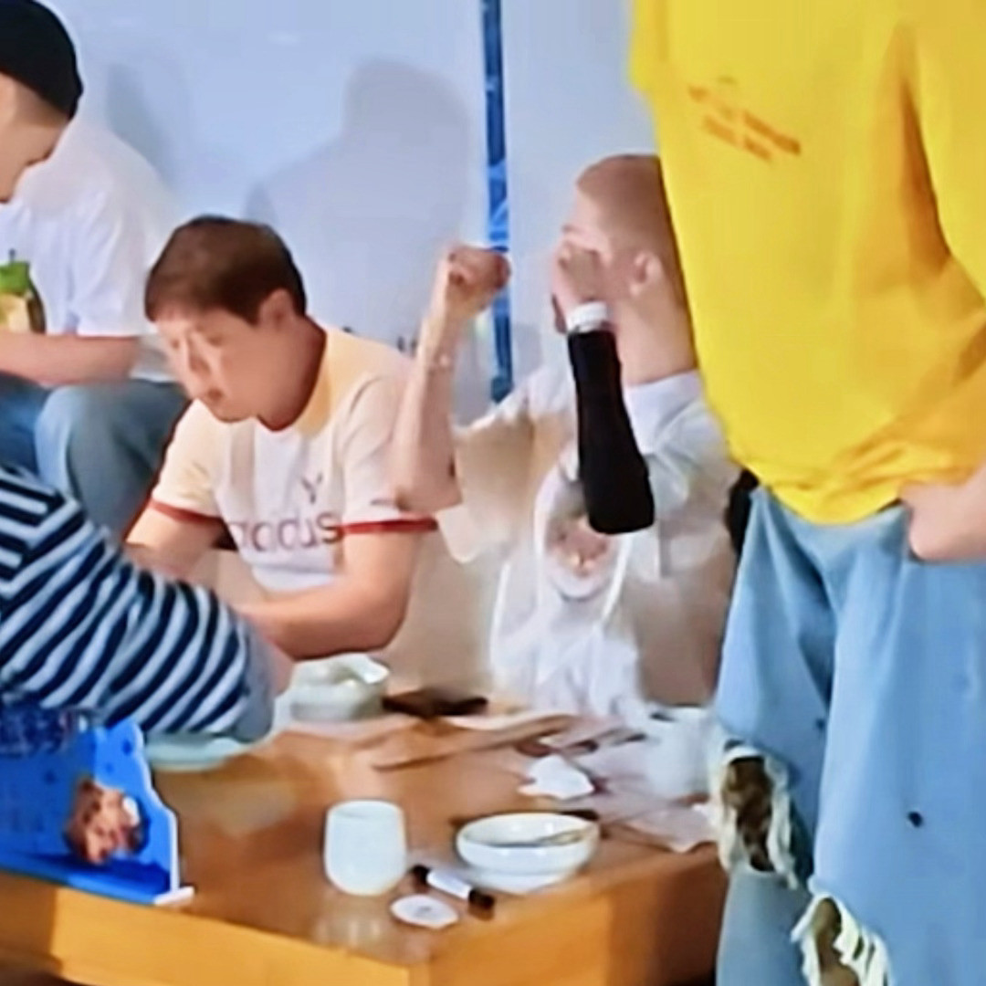 鹿晗哈哈哈哈哈我儿看到好吃的就这样手舞足蹈的🤣