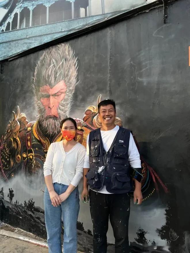 吴承言这个人，完全不经扒！因为一扒你就会发现，他给村里画了几十幅墙绘，从哪吒到