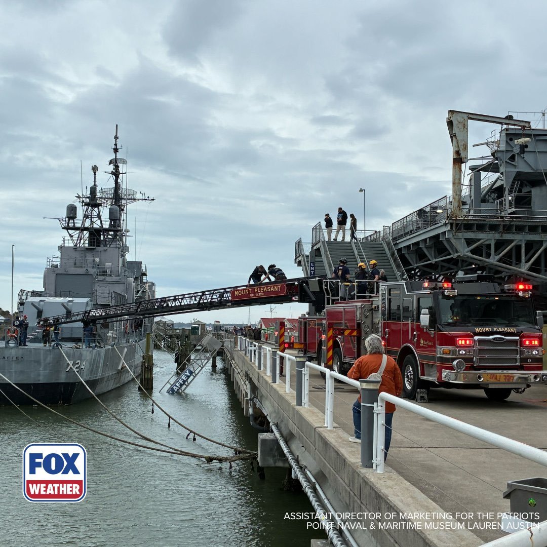 飞扬军事美国南卡罗来纳州，一艘作为博物馆展出的二战驱逐舰，连接码头与军舰的登舰