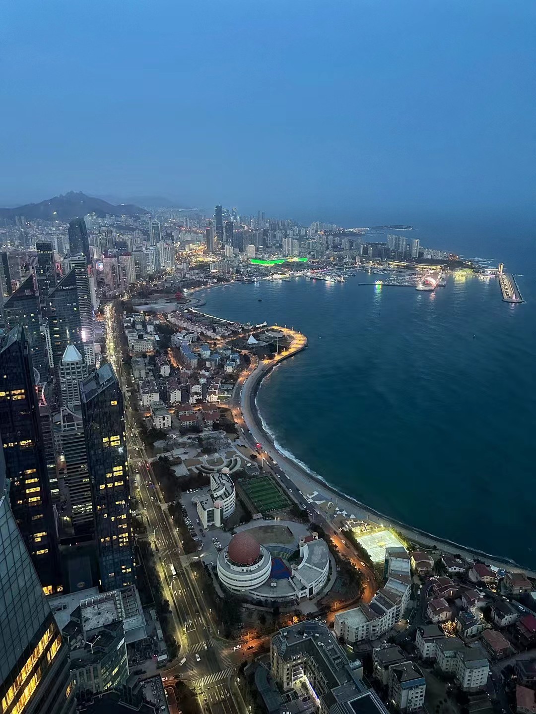 2026年卢大宏观预言：青岛市会全面超越天津市！这两张青岛景色很有芝加哥的意境！