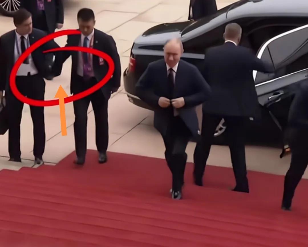 普京的中俄保镖俩手互动瞬间。