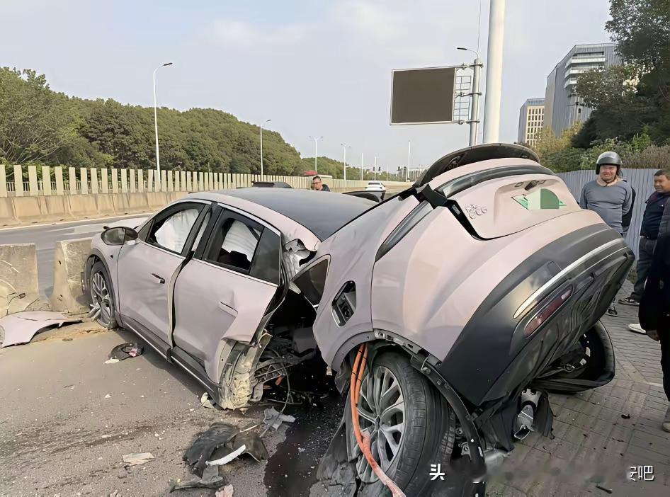 今天12月1号上海一辆新能源汽车撞到道路隔离柱子上了，车当时就断成了两截，驾驶员