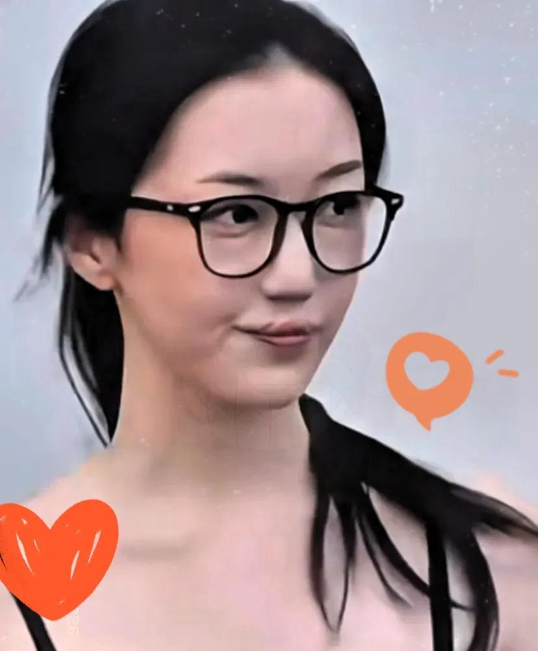 我那位在妇产科工作的姐姐，常被问到李嫣兔唇能不能生育的问题。说实话，这种担忧真是把先天缺陷想得太绝对