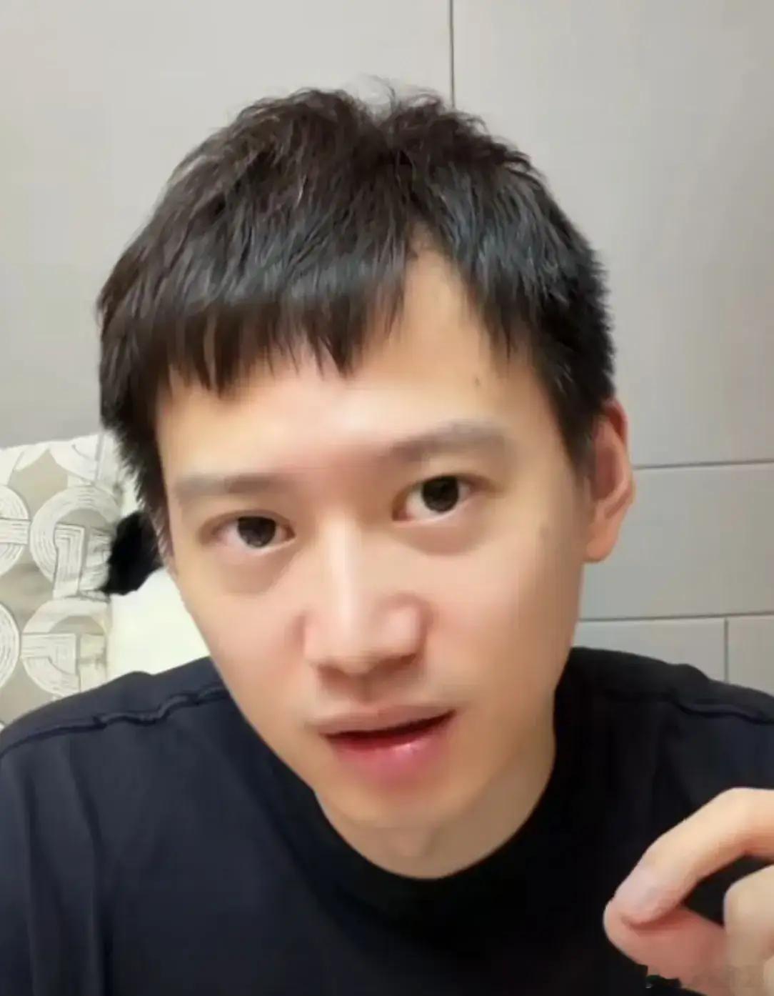 周雨说王楚钦左手打出来不容易周雨说，王楚钦是第一个拿到世锦赛冠军的左手运动员，